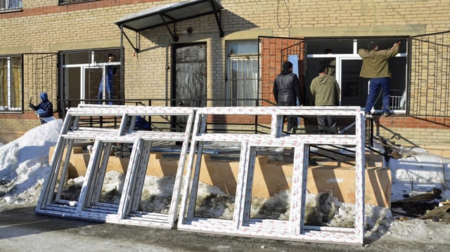 Männer setzen neue Fenster ein. Männer setzen neue Fenster ein.