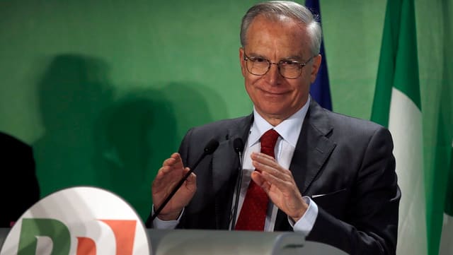 Guglielmo Epifani an einem Rednerpult. Guglielmo Epifani an einem Rednerpult.