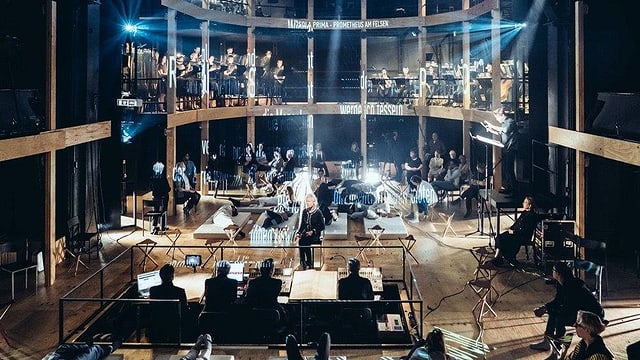Holzbühne - mit Orchester und Publikum. Holzbühne - mit Orchester und Publikum.