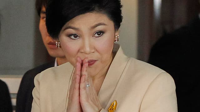 Premierministerin Yingluck Shinawatra beim thailänsischen Gruss. Premierministerin Yingluck Shinawatra beim thailänsischen Gruss.