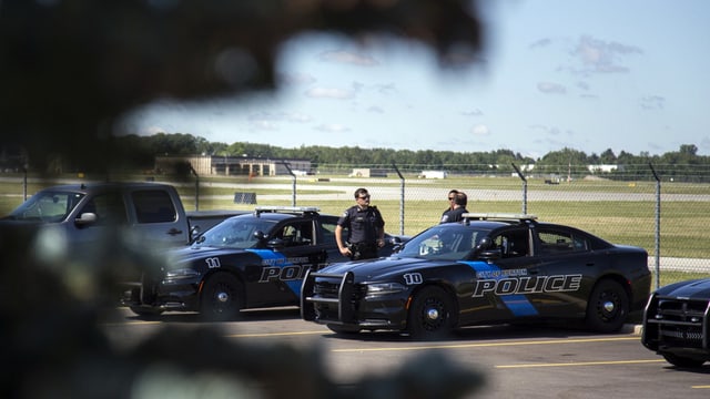 Polizeiautos und Polizisten. Polizeiautos und Polizisten.
