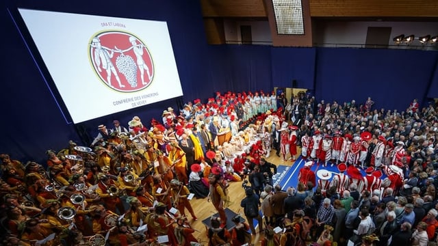 Eine Brassband spielt vor dem Plakat der Fête des Vignerons. Eine Brassband spielt vor dem Plakat der Fête des Vignerons.