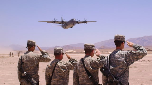 Ein australischer C130 beim Start. Ein australischer C130 beim Start.