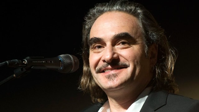 Stephan Eicher am Mikrophon. Stephan Eicher am Mikrophon.