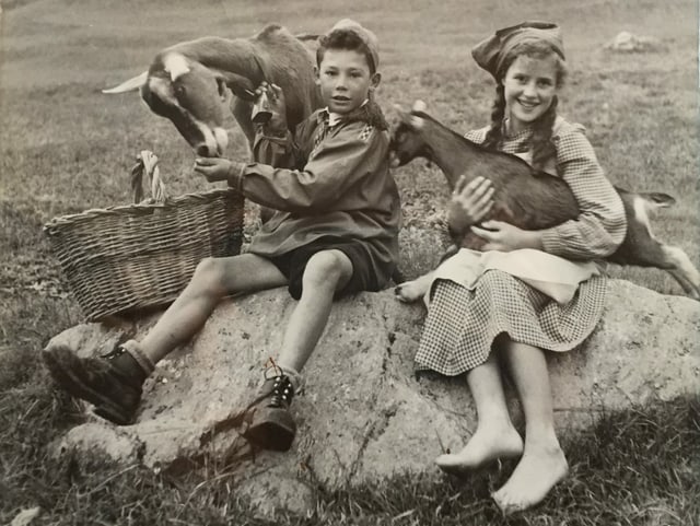 Junge und Mädchen mit Geissen im Arm Junge und Mädchen mit Geissen im Arm