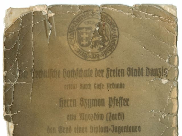 Ein vergilbtes Ingenieursdiplom, das auf den Namen «Szymon Pfeffer» ausgestellt ist, wird gezeigt. Ein vergilbtes Ingenieursdiplom, das auf den Namen «Szymon Pfeffer» ausgestellt ist, wird gezeigt.