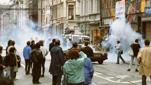 Strassenschlacht-ähnliche Szene an einer Demonstration im Jahre 1989. Strassenschlacht-ähnliche Szene an einer Demonstration im Jahre 1989.