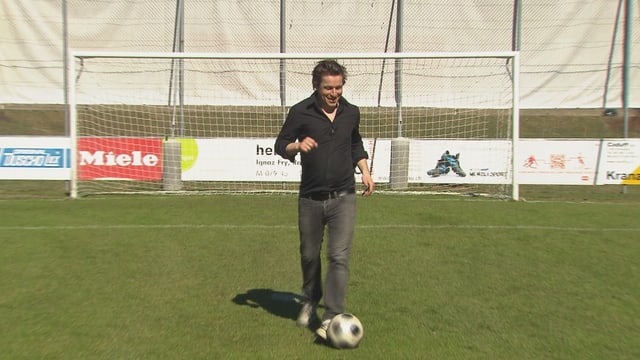 Arno Camenisch cun il bal avon il gol. Arno Camenisch cun il bal avon il gol.
