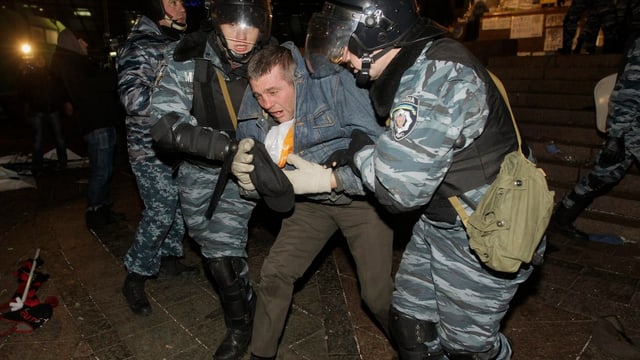 Ukrainische Polizisten nehmen einen Aktivisten fest. Ukrainische Polizisten nehmen einen Aktivisten fest.
