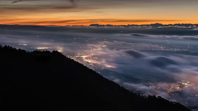 Blick vom Grenchenberg auf dünne Nebelfelder am Jurasüdfuss. Die Lichter sind durchscheinend. Blick vom Grenchenberg auf dünne Nebelfelder am Jurasüdfuss. Die Lichter sind durchscheinend.