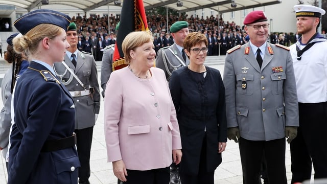 Reihe von Personen stehend. Reihe von Personen stehend.