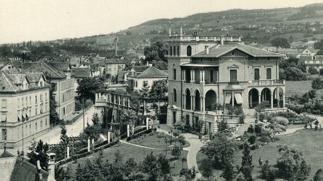 Eine Schwarz-Weiss-Fotografie einer Villa Eine Schwarz-Weiss-Fotografie einer Villa