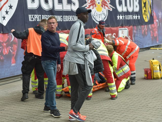 Sanitäter kümmern sich um einen verletzten Fan.