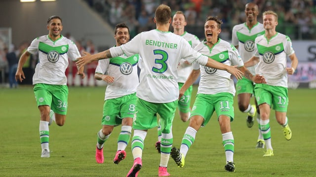 Die Profis des VfL Wolfsburg bejubeln den Sieg im Supercup gegen Bayern München. Die Profis des VfL Wolfsburg bejubeln den Sieg im Supercup gegen Bayern München.