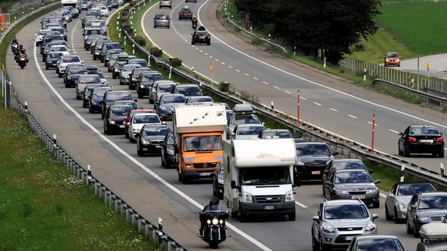 Ein Stau am Gotthard, auf dem Pannenstreifen fahren Motorräder. Ein Stau am Gotthard, auf dem Pannenstreifen fahren Motorräder.