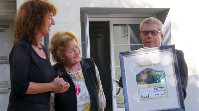 Magdalena Bucher und Martina Bucher-Nezirovic (von links) sind verantwortlich für den Kulturweg Tiengen-Waldshut und erhalten vom Lengnauer Gemeindeammann Franz Bertschi ein Foto der neu restaurierten Mikwe (rituelles Tauchbad). Magdalena Bucher und Martina Bucher-Nezirovic (von links) sind verantwortlich für den Kulturweg Tiengen-Waldshut und erhalten vom Lengnauer Gemeindeammann Franz Bertschi ein Foto der neu restaurierten Mikwe (rituelles Tauchbad).