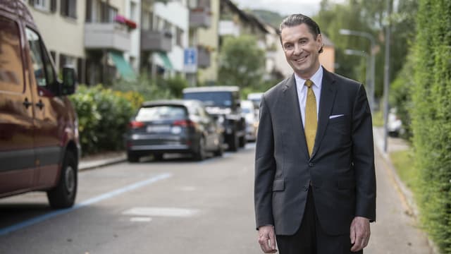 Martin Suter steht auf einer Strasse und lächelt in die Kamera. Martin Suter steht auf einer Strasse und lächelt in die Kamera.