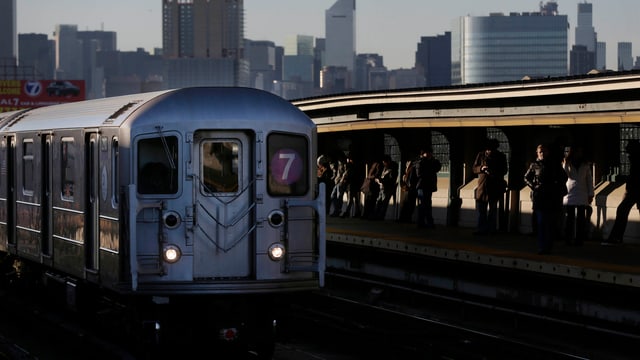 Subway, im Hintergrund die New Yorker Skyline. Subway, im Hintergrund die New Yorker Skyline.