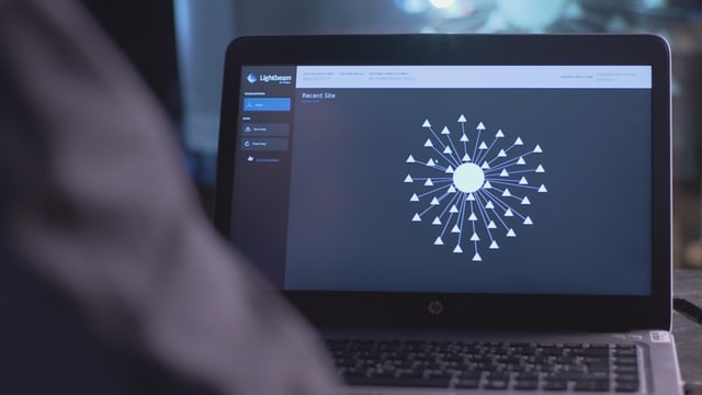 Notebook-Monitor mit einem Kreis in der Mitte, das ist eine Website, vom Kreis weg führen dutzende Linien, jede stellt einen Tracker dar. Notebook-Monitor mit einem Kreis in der Mitte, das ist eine Website, vom Kreis weg führen dutzende Linien, jede stellt einen Tracker dar.