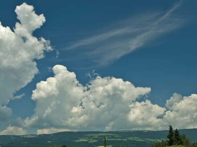 Schönwetterwolken am blauen Himmel.
