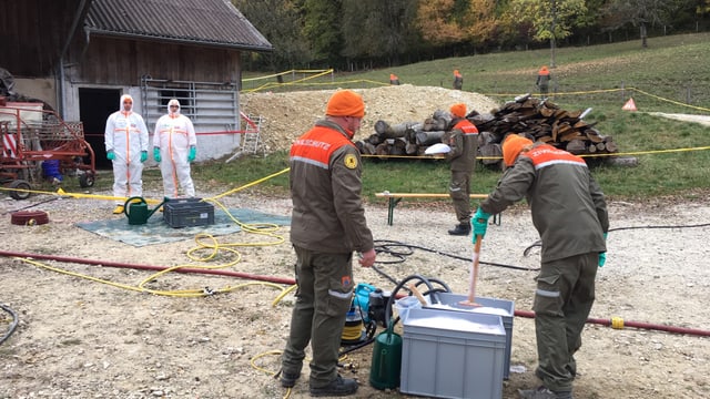 Zivilschutzer bereiten auf einem Bauernhof Desinfektionsmittel vor. Zivilschutzer bereiten auf einem Bauernhof Desinfektionsmittel vor.