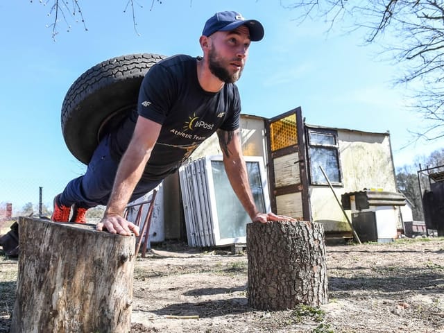 Sportler trainiert im Freien