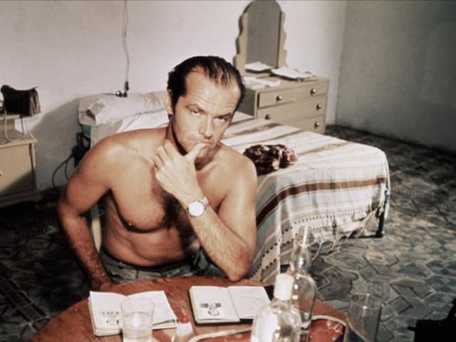 Jack Nicholson sitzt mit nacktem Oberkörper in einem Zimmer. Jack Nicholson sitzt mit nacktem Oberkörper in einem Zimmer.