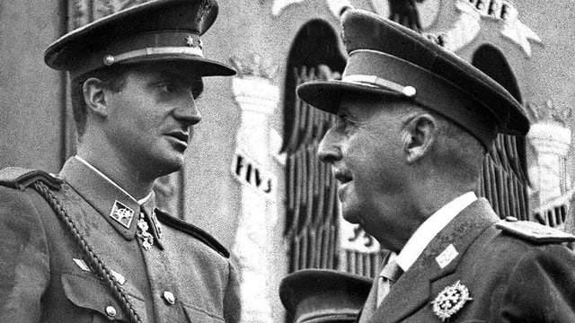 Schwarzweiss-Aufnahme, zwei Männer in Uniform. Schwarzweiss-Aufnahme, zwei Männer in Uniform.