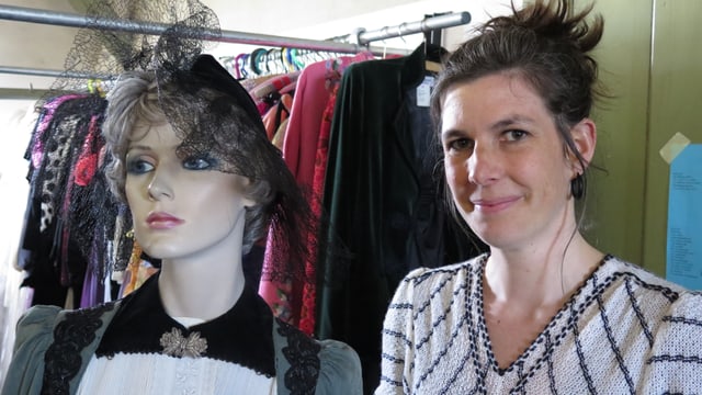Frau neben Schaufensterpuppe in Tracht. Frau neben Schaufensterpuppe in Tracht.