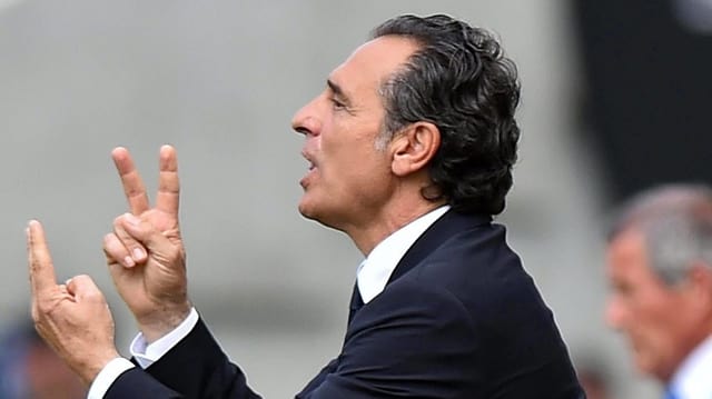 Prandelli gestikuliert Prandelli gestikuliert
