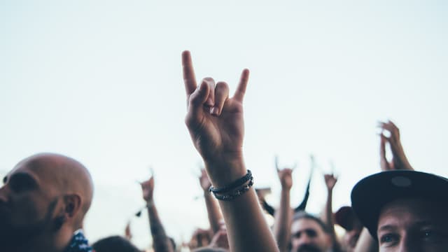 Eine Hand, welche die «Metal Fork» zeigt. Eine Hand, welche die «Metal Fork» zeigt.