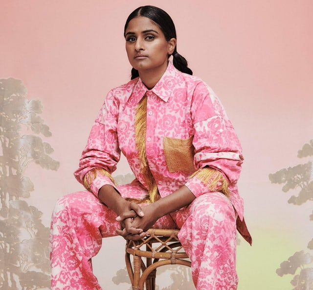 Priya Ragu sitzt auf einem Stuhl Priya Ragu sitzt auf einem Stuhl