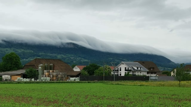 Wolkenwalze über dem Jura bei Deitingen Wolkenwalze über dem Jura bei Deitingen