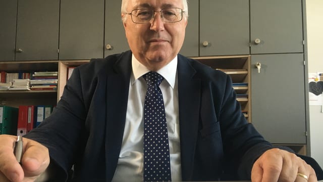 Jonas Motschi sitzt am Schreibtisch und hat vor sich das Sexarbeits-Gesetz. Jonas Motschi sitzt am Schreibtisch und hat vor sich das Sexarbeits-Gesetz.
