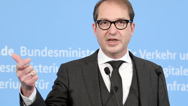 Porträt von Dobrindt mit erhobener Hand. Porträt von Dobrindt mit erhobener Hand.