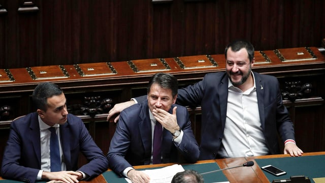 Luigi die Maio, Premierminister Conte und Matteo Salvini sitzen zusammen am Regierungspult. Luigi die Maio, Premierminister Conte und Matteo Salvini sitzen zusammen am Regierungspult.