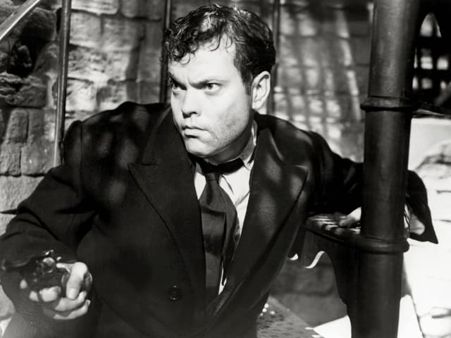 Joseph Cotten mit einer Pistole in der Hand Joseph Cotten mit einer Pistole in der Hand