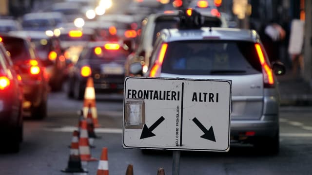 Autoschlange am Grenzübergang in Como, Schild trennt Grenzgänger, «Frontalieri», von «anderen». Autoschlange am Grenzübergang in Como, Schild trennt Grenzgänger, «Frontalieri», von «anderen».