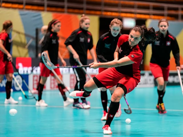 Die Schweizer Unihockey-Frauen, hier mit Corin Rüttimann beim Abschluss. Die Schweizer Unihockey-Frauen, hier mit Corin Rüttimann beim Abschluss.