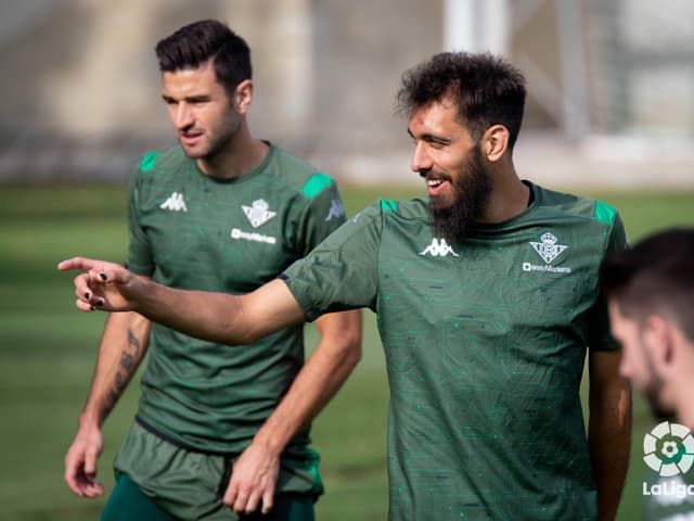 Apropos Betis Sevilla: Stürmer Borja Iglesias lackierte sich die Fingernägel schwarz und postete Bilder davon auf Social Media, als Zeichen gegen Rassismus.