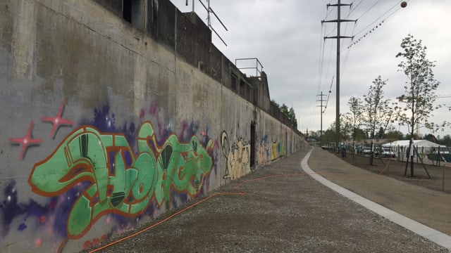 Betonmauer mit Graffiti Betonmauer mit Graffiti