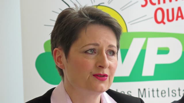 Eine Frau vor einem SVP-Plakat Eine Frau vor einem SVP-Plakat