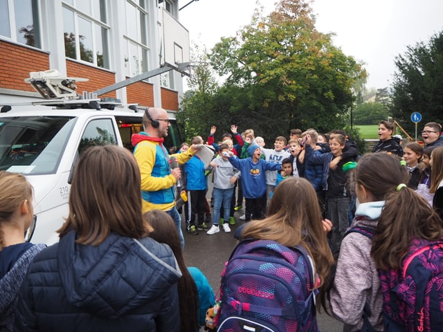 Das «Zambo»-Team kommt zu dir in die Schule und will deine Meinung wissen! Mit etwas Glück hörst du deine Stimme dann sogar im «Zambo-Bus» Podcast. Das «Zambo»-Team kommt zu dir in die Schule und will deine Meinung wissen! Mit etwas Glück hörst du deine Stimme dann sogar im «Zambo-Bus» Podcast.