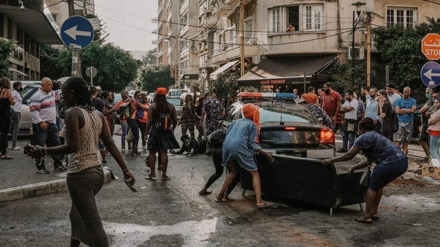 Frauen protestieren auf der Strasse Frauen protestieren auf der Strasse
