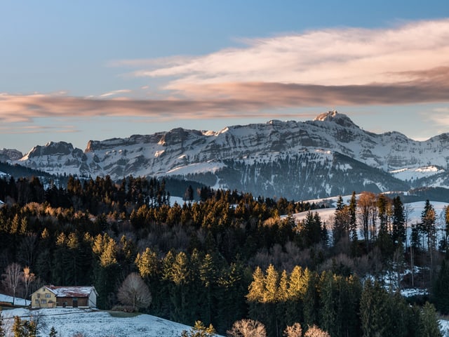 Bergkette im Sonnenlicht