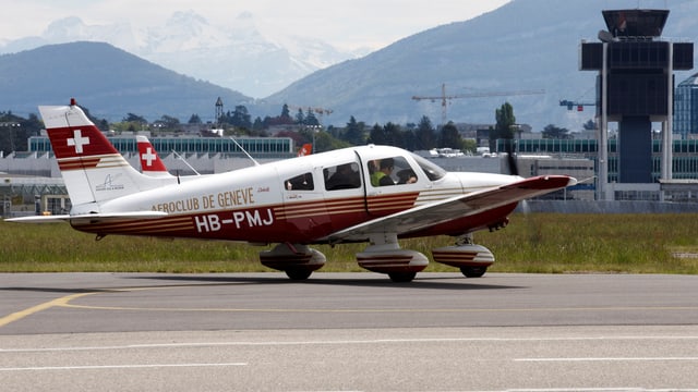 Eine Piper PA-28 auf einem Flugfeld. Eine Piper PA-28 auf einem Flugfeld.