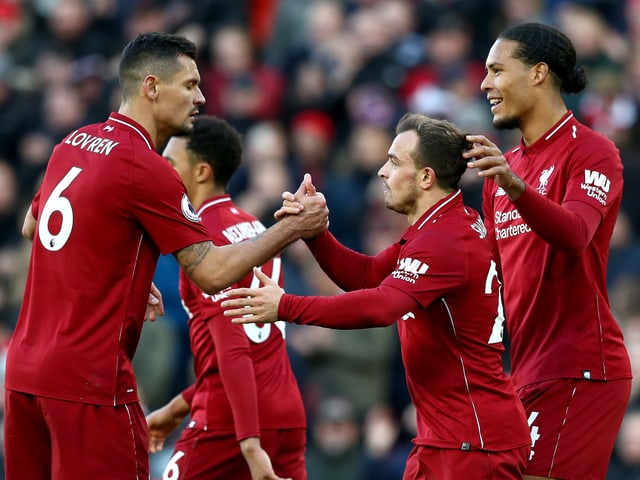 Die Liverpool-Verteidiger Dejan Lovren und Virgi van Dijk gratulieren Xherdan Shaqiri zu seinem ersten Pflichtspieltor für Liverpool.