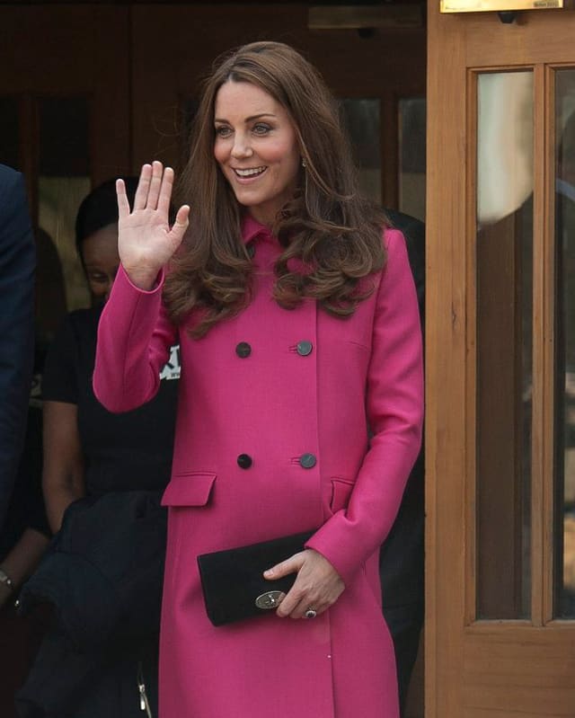 Kate winkt strahlend und ganz in Pink gekleidet. Kate winkt strahlend und ganz in Pink gekleidet.