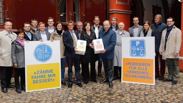 Ein gutes Dutzend Leute, die im Innenhof des Basler Rathauses zusammenstehen. Ein gutes Dutzend Leute, die im Innenhof des Basler Rathauses zusammenstehen.