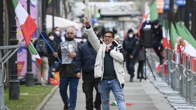 Demonstranten einer iranischen Oppositionsgruppe versammelten sich während der Verhandlungssitzungen in Wien, um gegen die persische Delegation zu protestieren. Demonstranten einer iranischen Oppositionsgruppe versammelten sich während der Verhandlungssitzungen in Wien, um gegen die persische Delegation zu protestieren.